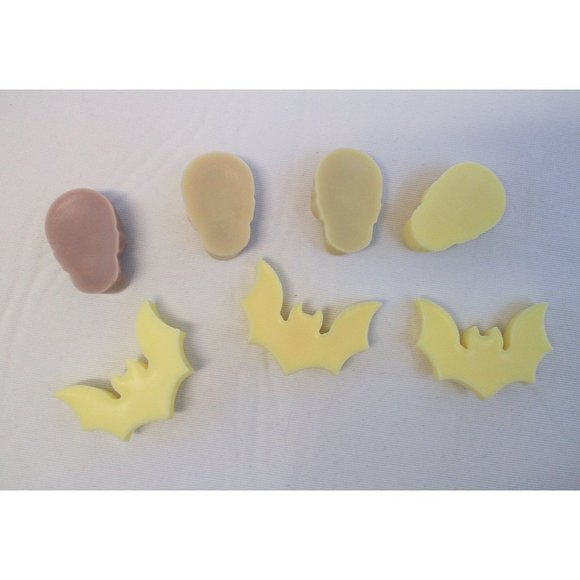 Skulls & Bats Wax Melts | Lemon Sugar Cookie Skull Tarts | Hand Poured - Picture 4 of 4